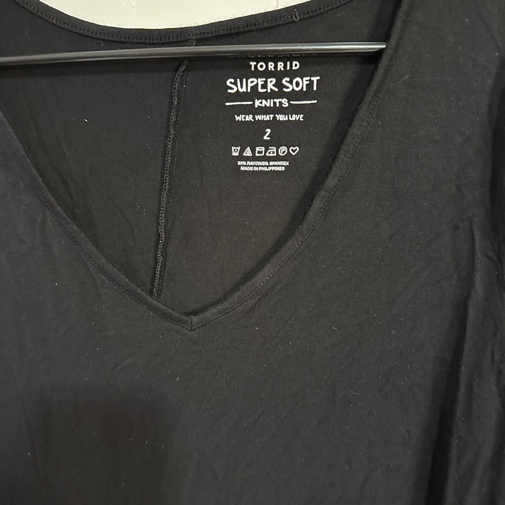 Torrid Super Soft Knits Black V-Neck Short Sleeve Tunic Top Size 2 - Picture 2 of 6
